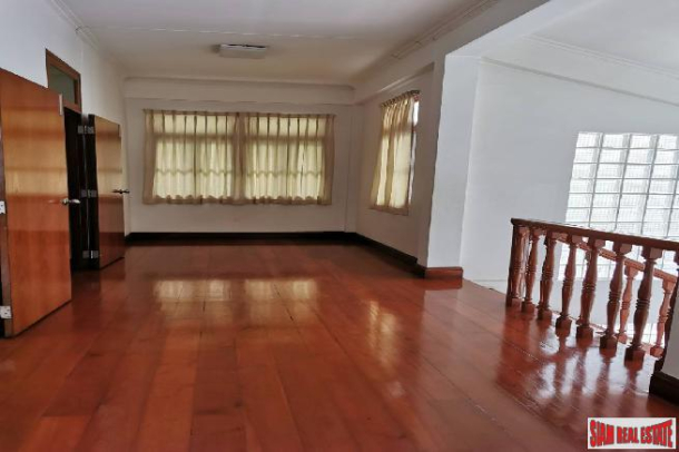 Large Three Bedroom Family Style House for Rent on Asoke BTS , 5 Min Walk to BTS.-3