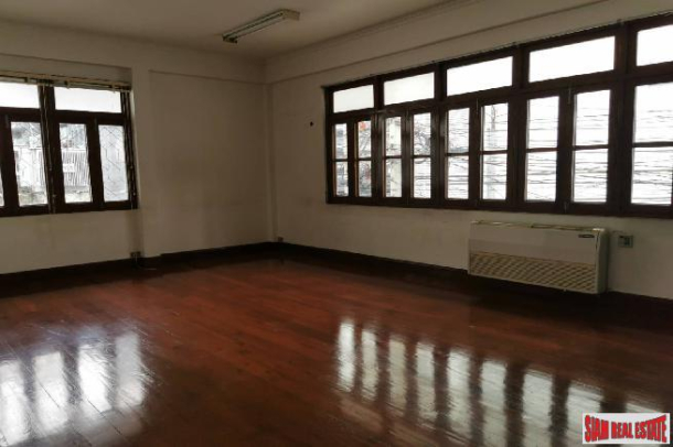 Large Three Bedroom Family Style House for Rent on Asoke BTS , 5 Min Walk to BTS.-4
