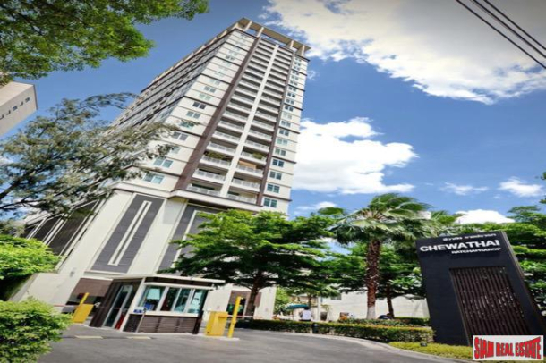 Chewathai Ratchaprarop | Sunny Two Bedroom Condo with City Views in Victory Monument, Bangkok-1
