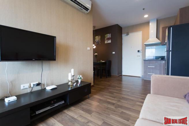 Chewathai Ratchaprarop | Sunny Two Bedroom Condo with City Views in Victory Monument, Bangkok-9