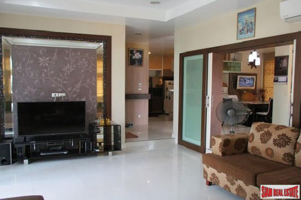 De Ville Srinakarin | Magnificent Two Storey Home with Gardens and Private Pool in Bangna-11