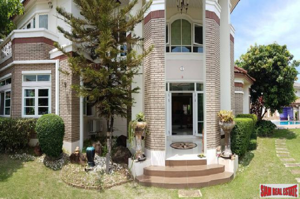 De Ville Srinakarin | Magnificent Two Storey Home with Gardens and Private Pool in Bangna-2