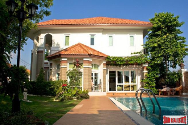 De Ville Srinakarin | Magnificent Two Storey Home with Gardens and Private Pool in Bangna-22