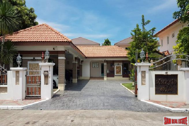 De Ville Srinakarin | Magnificent Two Storey Home with Gardens and Private Pool in Bangna-4