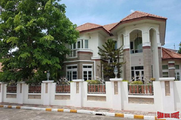 De Ville Srinakarin | Magnificent Two Storey Home with Gardens and Private Pool in Bangna-5
