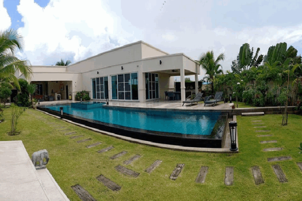 For sale 3 Bedrooms 3 Bathrooms Large Modern House  - East Pattaya-4
