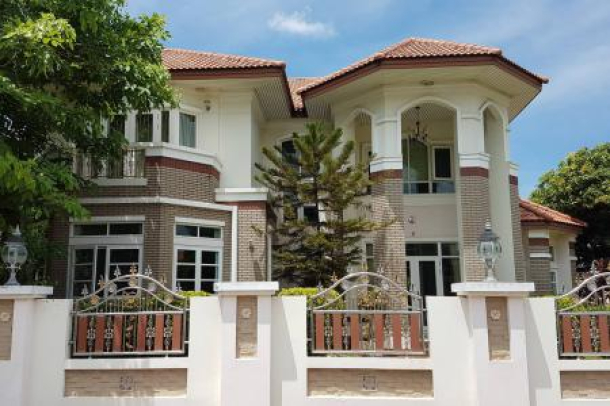 De Ville Srinakarin | Luxury Spacious Home for Sale with Private Pool in Bangna, 10 min from Mega Bangna-4