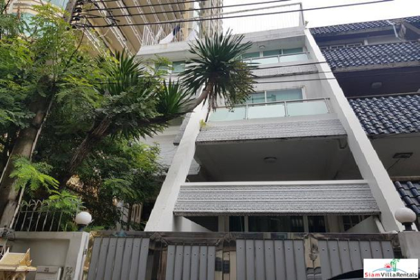 Family-Style Townhouse with Five Bedrooms in the Center of the City, Phrom Phong-1