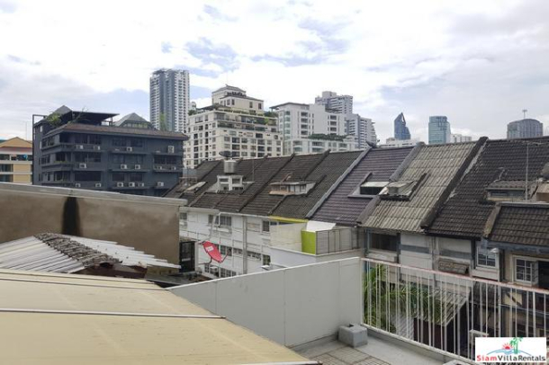 Family-Style Townhouse with Five Bedrooms in the Center of the City, Phrom Phong-17
