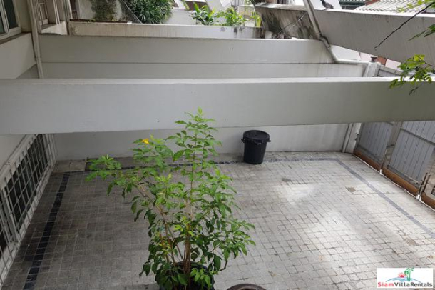 Family-Style Townhouse with Five Bedrooms in the Center of the City, Phrom Phong-28