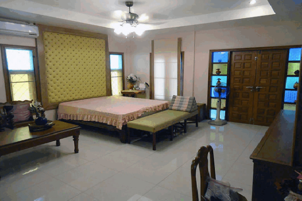 Beautiful 4 Bedrooms 4 Bathroom Large Areas House with Sala  - East Pattaya-10