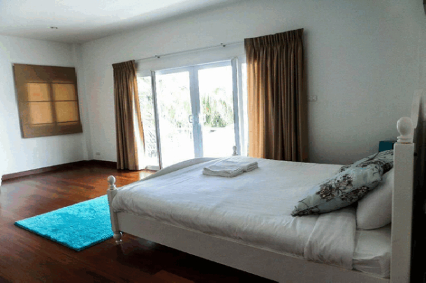 Modern Four-Bedroom Beach House Pool Villa in Banglamung Pattaya-10