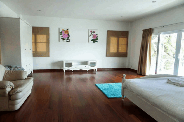 Modern Four-Bedroom Beach House Pool Villa in Banglamung Pattaya-12