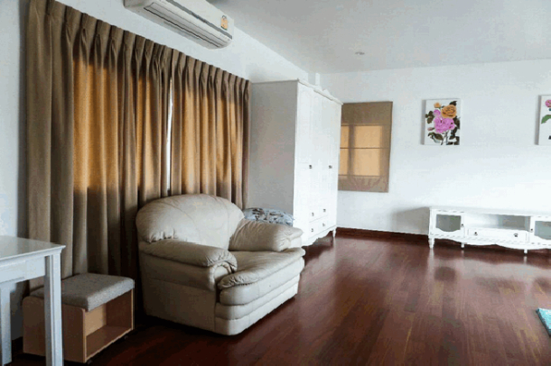 Modern Four-Bedroom Beach House Pool Villa in Banglamung Pattaya-13