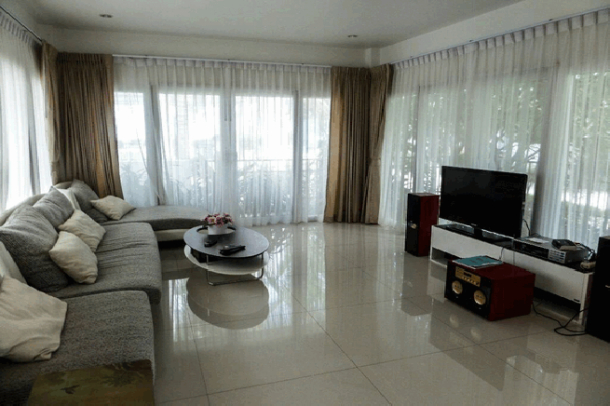 Modern Four-Bedroom Beach House Pool Villa in Banglamung Pattaya-3
