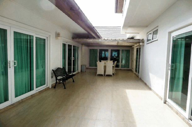 Modern Four-Bedroom Beach House Pool Villa in Banglamung Pattaya-5