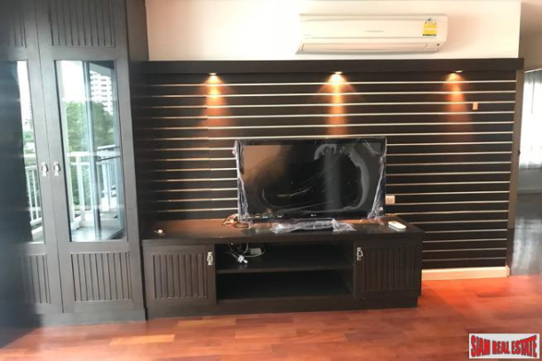 Big Two Bedroom in Comfortable and Convenient  Low Rise, Thong Lo-5