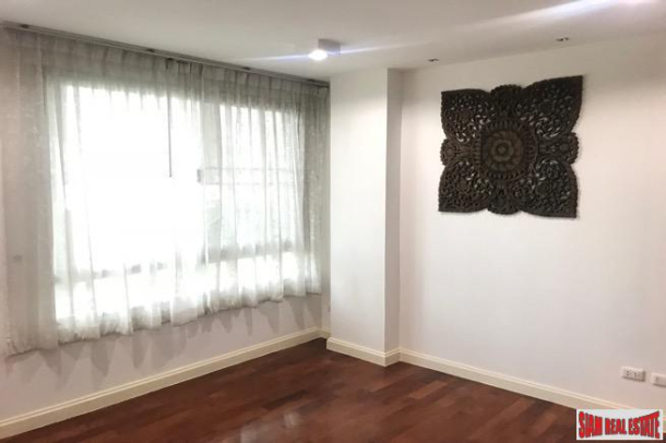 Big Two Bedroom in Comfortable and Convenient  Low Rise, Thong Lo-8