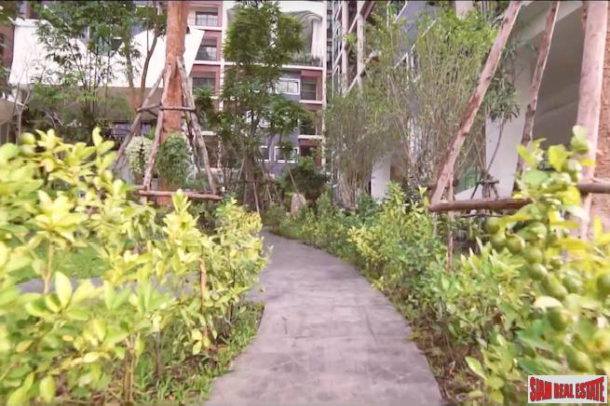 Luxury New Condo in Garden Courtyard Setting in the Heart of Bangkok at Phrom Phong.-24