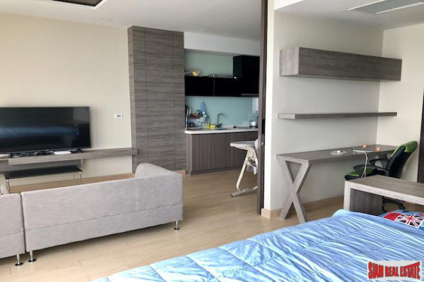 Bright and Open One Bedroom with Sea Views in Jomtien-15