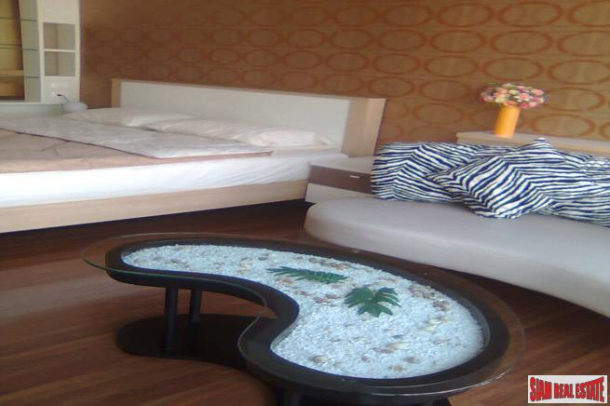 The Trendy Condominium | Convenient One Bedroom Condo with City Views in Asok-5