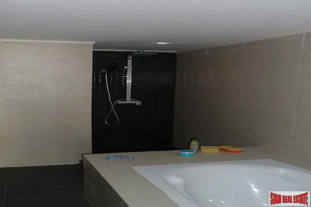 Two bedroom in a lovely position overlooking Pattaya bay.-12