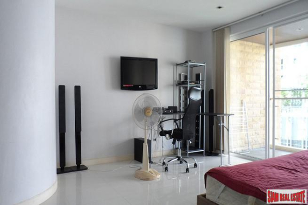 Two bedroom in a lovely position overlooking Pattaya bay.-6