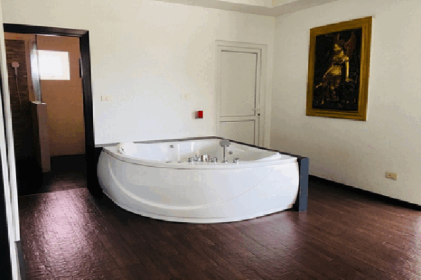Beautiful 3+1 bed pool villa at Baan amphur for sale- Na jomtien-8