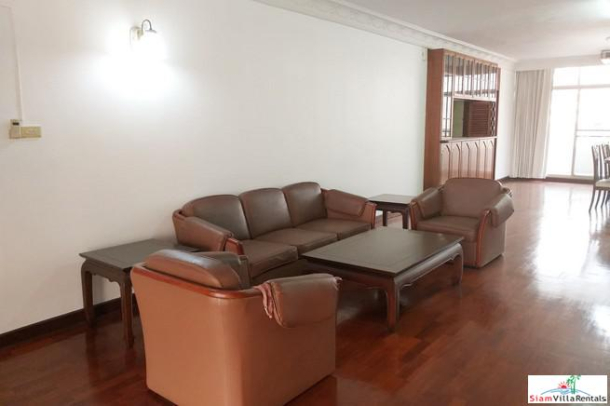 Grand Ville 2 | Spacious Three Bedroom Condo with Beautiful Wood Floor & Built-in Near BTS Asok-10