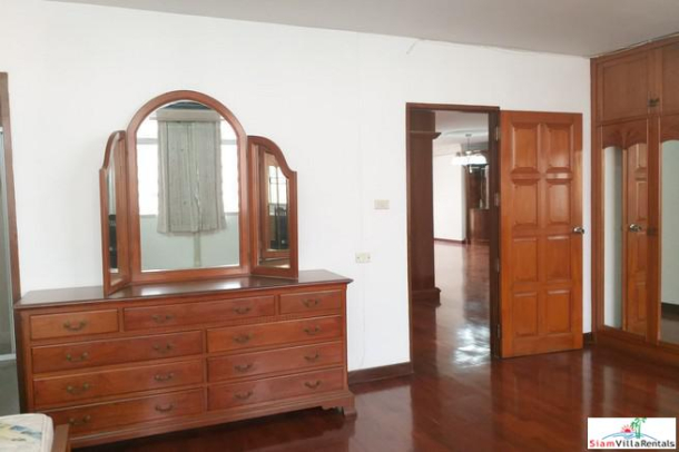 Grand Ville 2 | Spacious Three Bedroom Condo with Beautiful Wood Floor & Built-in Near BTS Asok-4