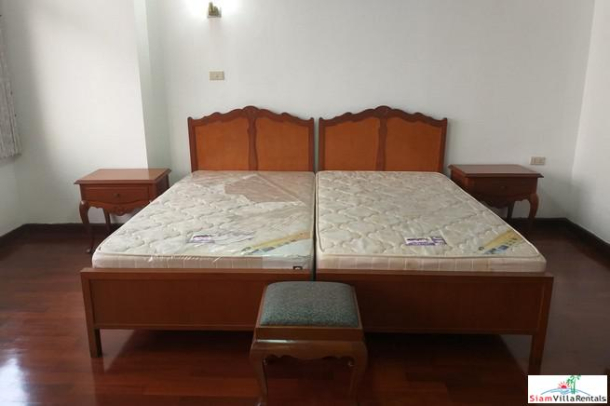Grand Ville 2 | Spacious Three Bedroom Condo with Beautiful Wood Floor & Built-in Near BTS Asok-9