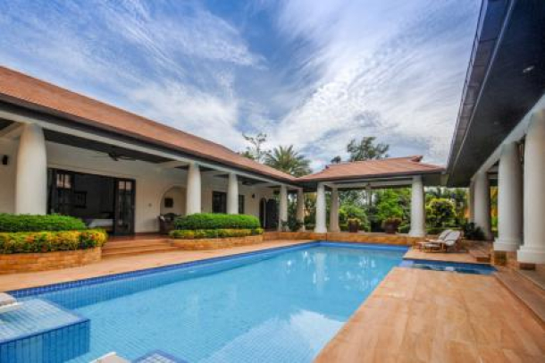 WHITE LOTUS 2 : IMMACULATE 5 BED POOL VILLA NEAR TOWN AND BEACHES-25