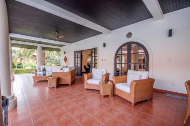 WHITE LOTUS 2 : IMMACULATE 5 BED POOL VILLA NEAR TOWN AND BEACHES-9