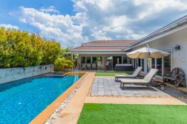 Luxury 3 Bed Pool Villa Close to Town-1