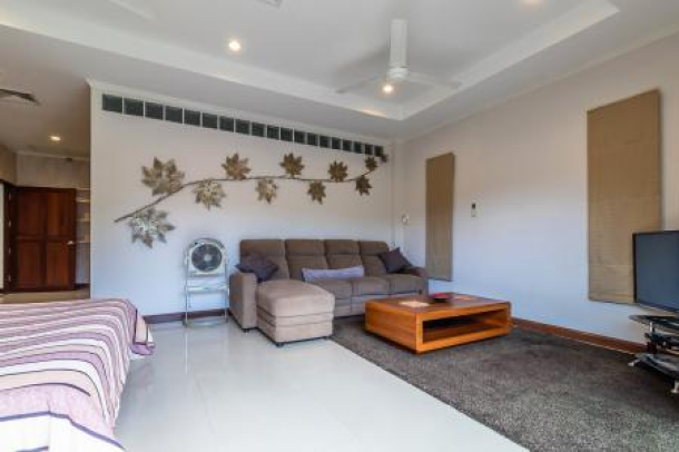 Luxury 3 Bed Pool Villa Close to Town-20