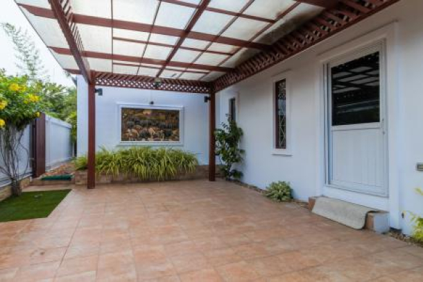Luxury 3 Bed Pool Villa Close to Town-29