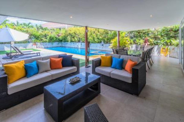 Luxury 3 Bed Pool Villa Close to Town-3