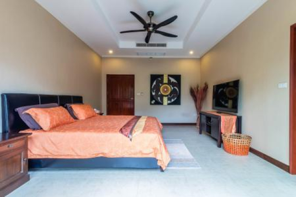 Luxury 3 Bed Pool Villa Close to Town-8