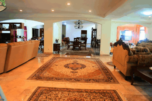 Large 5 bedroom house at a beautiful development for sale- East Pattaya-9