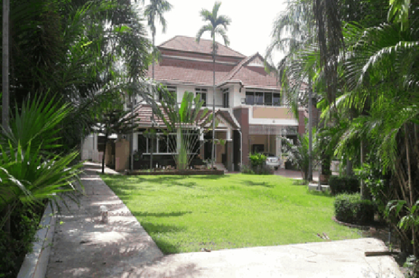 Beautiful 5 bedrooms house with big garden for sale - East Pattaya-1