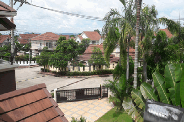 Large 2 storey 4 bedroom house for sale - East Pattaya-11