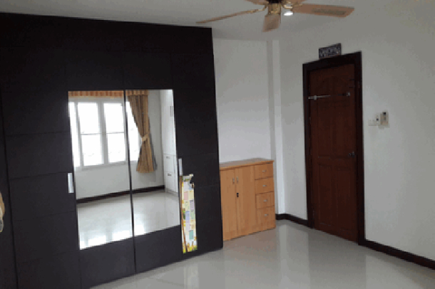 Beautiful 5 bedrooms house with big garden for sale - East Pattaya-9