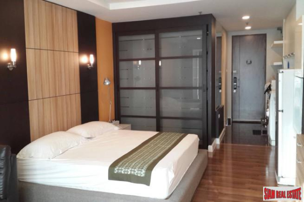 The Trendy Condominium | Large One Bedroom Condo in Popular Building Near BTS Nana-10
