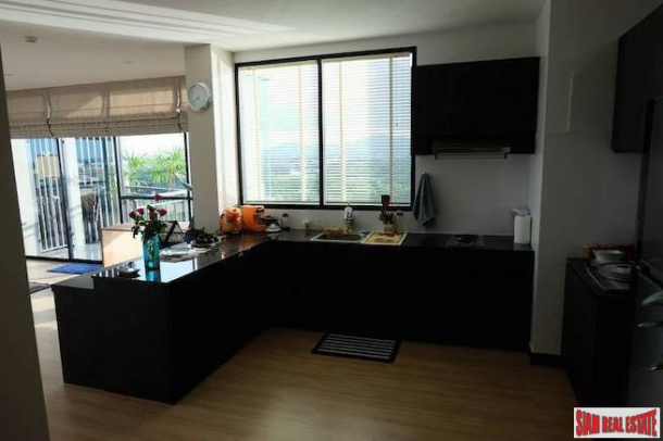 Elegant Two-Bedroom  Corner Condo in Phuket Town Overlooking A Lake and  Natural Park-9