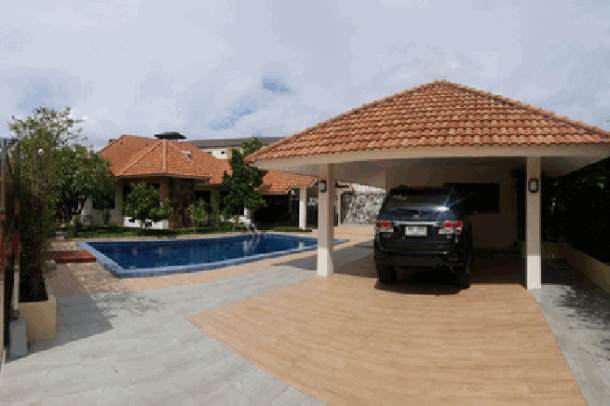 Large 4 bedroom house with private swimming pool for rent- East Pattaya-16