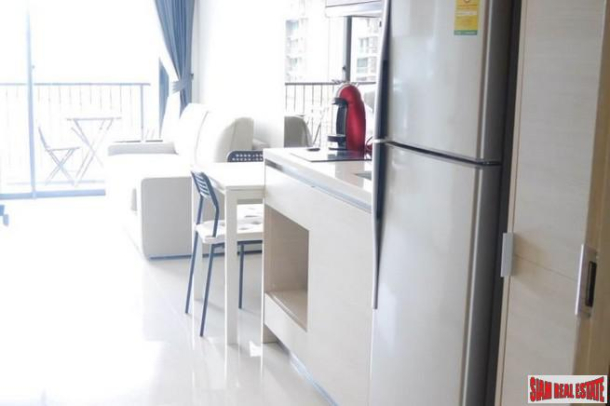 SOCIO Reference 61 | Bright and Cheerful One Bedroom in Low-Rise Condo near BTS Ekkamai-9