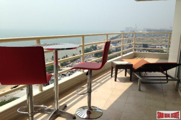 View Talay 8 | Large beautiful 2 Bedroom Corner Unit for Sale on the 19th Floor with Sea View near the Beach at Jomtien-1