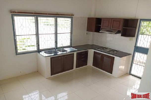 3 bedroom house in a beautiful quiet area at bang saray for sale - Bang saray-2