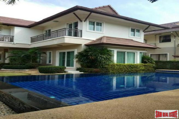 beautiful 3 bedroom pool villa with a nice decoration in at quiet area for sale - East pattaya-1