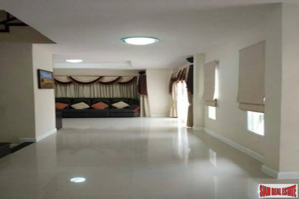 beautiful 3 bedroom pool villa with a nice decoration in at quiet area for sale - East pattaya-16